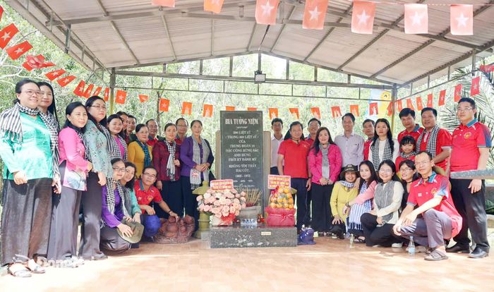 Đoàn viếng và chụp hình lưu niệm tại Bia tưởng niệm 500 liệt sĩ của Trung đoàn 10 Đặc công Rừng Sác. Ảnh: ĐVCC