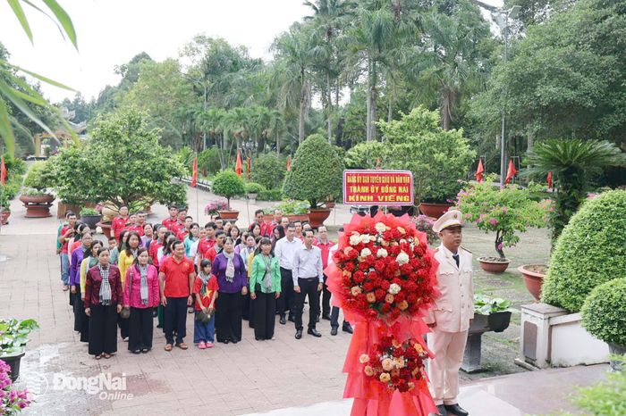 Đoàn viếng Đền thờ Liệt sĩ Nhơn Trạch. Ảnh: ĐVCC