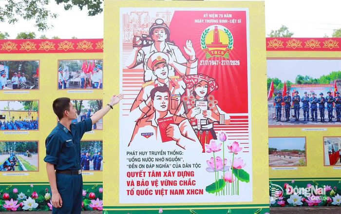 Trung tâm Văn hóa - Điện ảnh Đồng Nai phối hợp với Tiểu đoàn Huấn luyện chiến sĩ mới trưng bày tranh cổ động tấm lớn chủ đề Tri ân. Ảnh: ĐVCC
