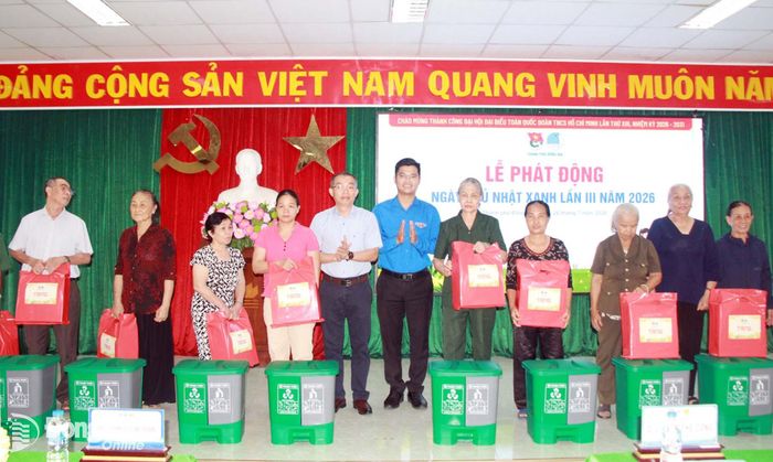 Phó Bí thư Thành đoàn Phan Thế Công và Bí thư Đảng ủy phường Trảng Dài Phan Quang Tuấn trao quà và thùng phân loại rác cho cựu chiến binh, cựu thanh niên xung phong tại lễ phát động. Ảnh: Nga Sơn