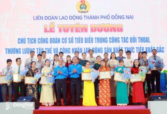 Công nhân trực tiếp sản xuất xuất sắc được biểu dương tại buổi lễ. Ảnh: Nguyễn Hòa