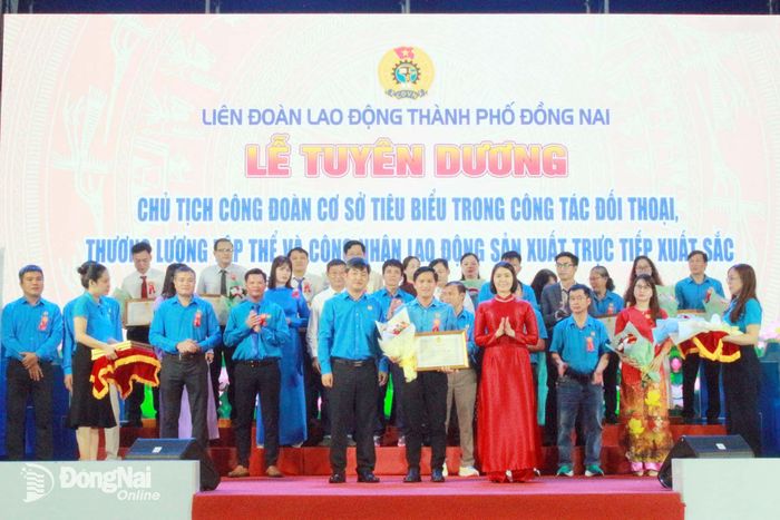 Các Chủ tịch Công đoàn cơ sở tiêu biểu được khen thưởng tại buổi lễ. Ảnh: Nguyễn Hòa