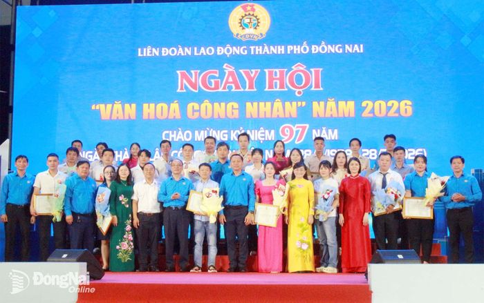 Công nhân trực tiếp sản xuất xuất sắc được biểu dương tại buổi lễ. Ảnh: Nguyễn Hòa