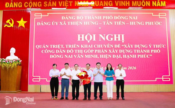 Thường trực Đảng ủy các xã Thiện Hưng, Hưng Phước và Tân Tiến tặng hoa cảm ơn đồng chí Hà Anh Dũng. Ảnh: Như Tình