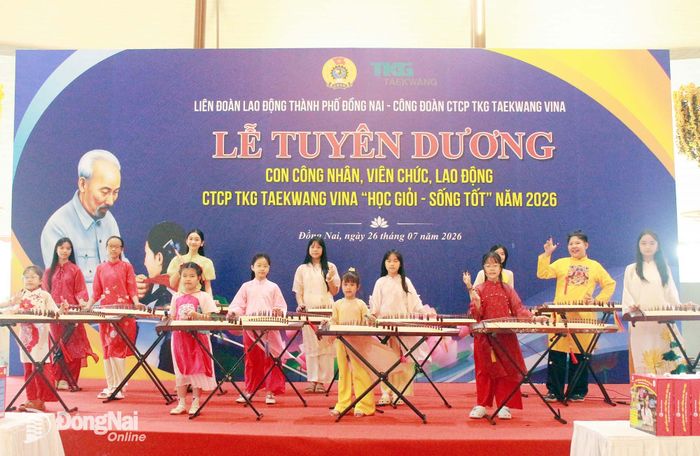 Một tiết mục văn nghệ do con công nhân lao động biểu diễn. Ảnh: Nguyễn Hòa