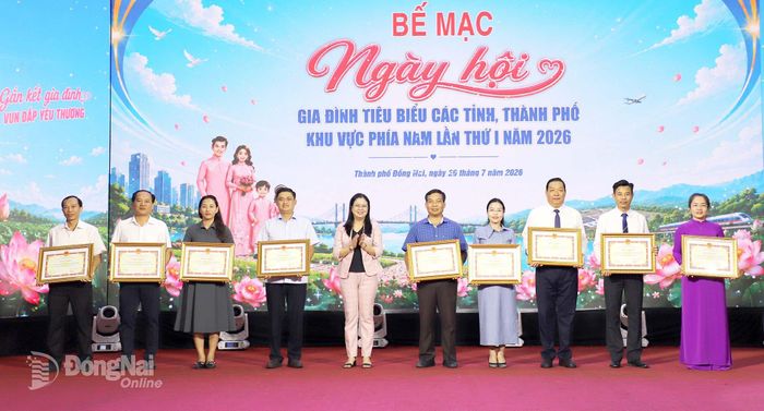 Thành ủy viên, Giám đốc Sở Văn hóa, Thể thao và Du lịch Lê Thị Ngọc Loan trao bằng khen của UBND thành phố cho các địa phương. Ảnh: My Ny