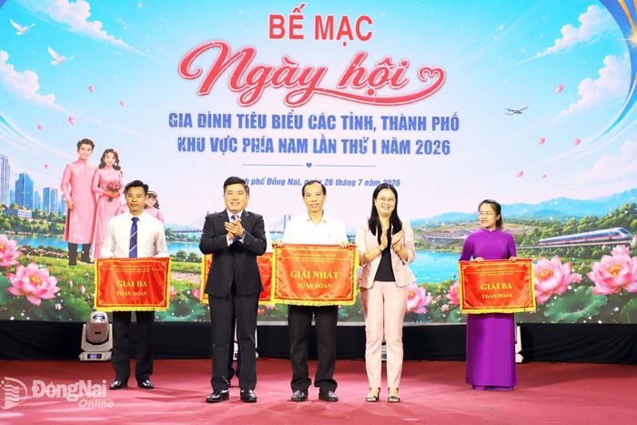 Ban tổ chức trao giải nhất, nhì, ba toàn đoàn cho tỉnh Đồng Tháp. Ảnh: My Ny