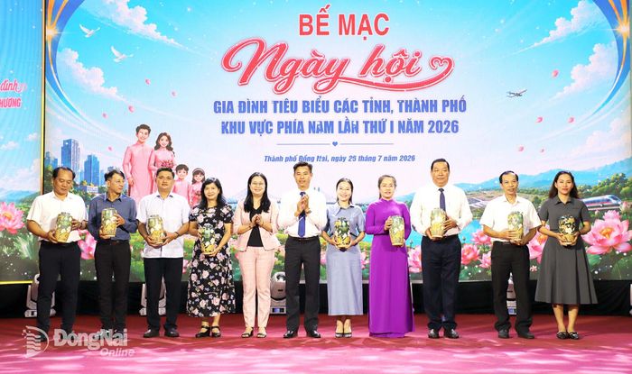 Sở Văn hóa, Thể thao và Du lịch thành phố Đồng Nai trao quà lưu niệm - bình hoa gốm Biên Hòa cho các đơn vị, địa phương tham gia ngày hội. Ảnh: My Ny