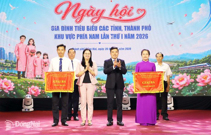 Ban tổ chức trao giải ba toàn đoàn cho Thành phố Hồ Chí Minh (bìa phải) và thành phố Đồng Nai. Ảnh: My Ny