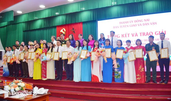 Phó Bí thư Thành ủy, Chủ tịch Ủy ban MTTQ Việt Nam thành phố Đồng Nai Huỳnh Thị Hằng và ban tổ chức, giám khảo cùng các thí sinh dự thi vòng chung khảo Hội thi Báo cáo viên, tuyên truyền viên giỏi năm 2026 của thành phố Đồng Nai. Ảnh: Phương Hằng