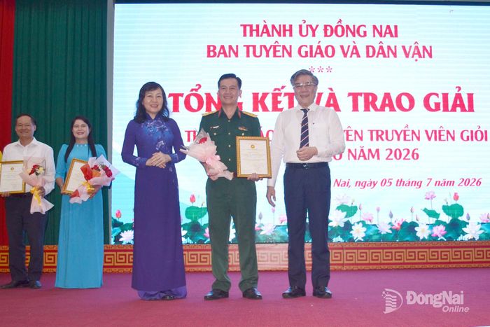Phó Bí thư Thành ủy, Chủ tịch Ủy ban MTTQ Việt Nam thành phố Đồng Nai Huỳnh Thị Hằng và Ủy viên Ban Thường vụ Thành ủy, Trưởng ban Tuyên giáo và Dân vận Thành ủy Dương Minh Dũng chúc mừng Thượng tá Trần Thanh Lâm, Ủy viên Ban Thường vụ, Phó Chính ủy Ban Chỉ huy Phòng thủ khu vực 4 - Bình Long đạt giải nhất Hội thi Báo cáo viên, tuyên truyền viên giỏi năm 2026 của thành phố Đồng Nai. Ảnh: Phương Hằng