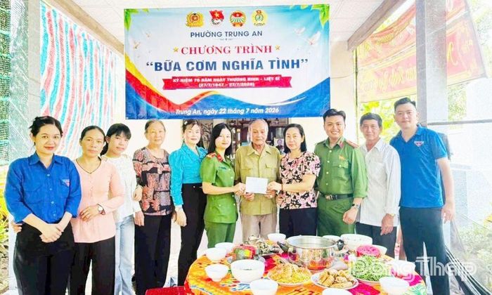 Thương binh Lê Văn Tươi (phường Trung An) xúc động tại “Bữa cơm nghĩa tình”.