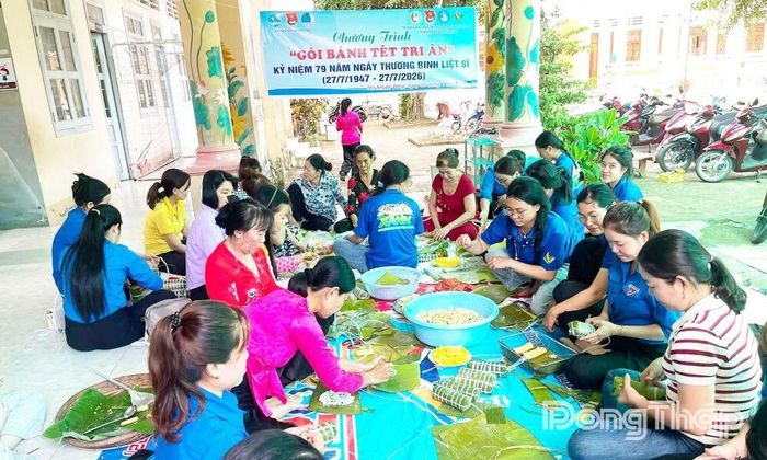 Cán bộ, đoàn viên, hội viên xã Tân Nhuận Đông gói bánh tét tri ân, tặng các gia đình chính sách.