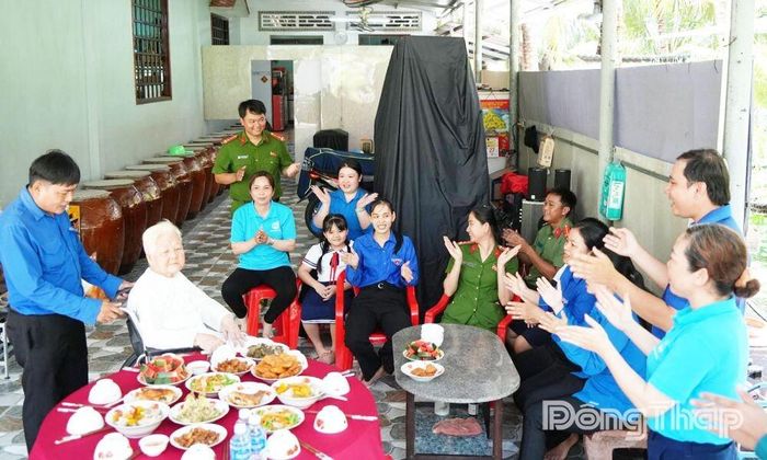 Mẹ Việt Nam Anh hùng Đoàn Thị Huế (xã Bình Trưng) không giấu được niềm vui khi căn nhà nhỏ ấm áp, đông vui, rộn ràng tiếng cười.