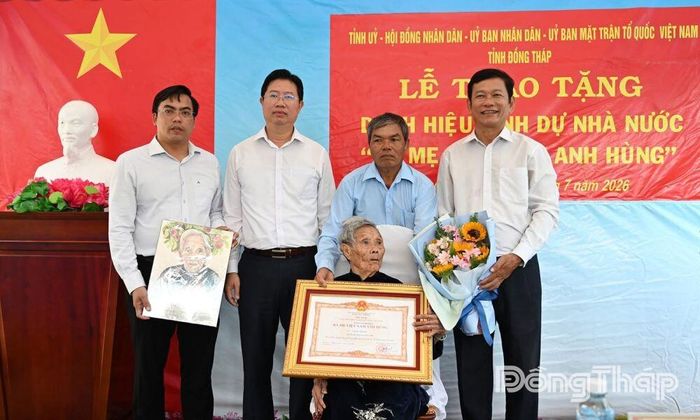 Trao tặng danh hiệu vinh dự Nhà nước “Bà mẹ Việt Nam Anh hùng" cho Mẹ Phạm Thị Kiên, xã Tân Phú Đông.