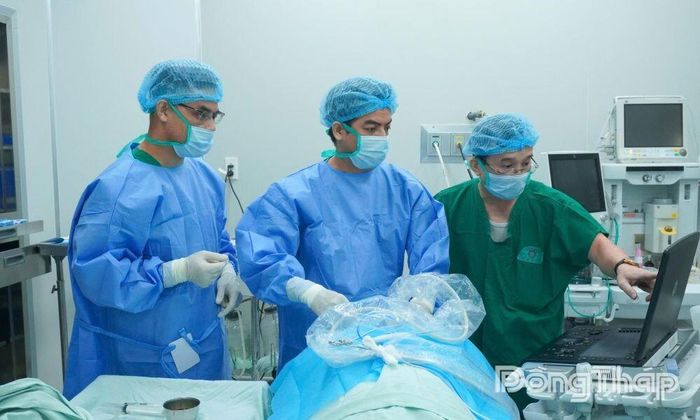 Các bác sĩ thực hiện ca phẫu thuật.