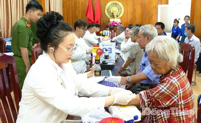 Lực lượng chức năng thu nhận mẫu sinh phẩm ADN thân nhân liệt sĩ.