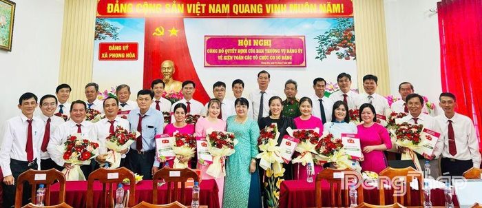 Lãnh đạo Đảng ủy, UBND xã Phong Hòa trao Quyết định về kiện toàn các tổ chức cơ sở đảng trên địa bàn xã.