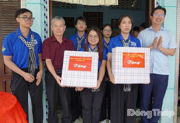 Lãnh đạo tỉnh Đồng Tháp tặng quà cho chiến sĩ tình nguyện Trường Đại học Khoa học tự nhiên đang thực hiện nhiệm vụ tại xã Lấp Vò.