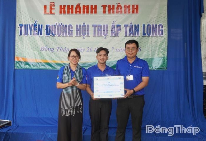 GS.TS Nguyễn Thị Thanh Mai, Ủy viên Ban Chấp hành Trung ương Đảng, Bí thư Đảng ủy, Giám đốc Đại học Quốc gia TP. Hồ Chí Minh động viên chiến sĩ tình nguyện Trường Đại học Bách khoa đang thực hiện nhiệm vụ tại xã Tân Dương.