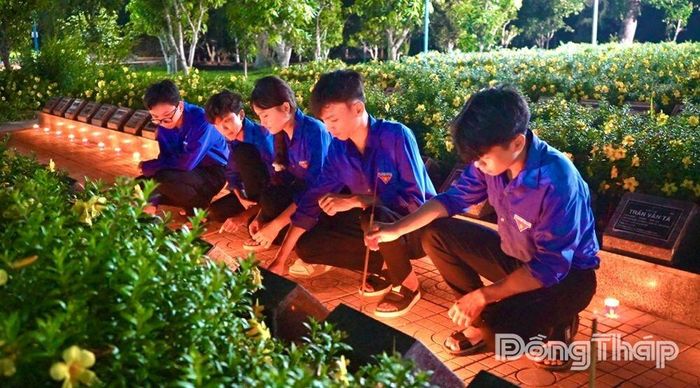 Đoàn viên, thanh niên thắp nến tri ân và dâng hương tại các phần mộ liệt sĩ trong Lễ thắp nến tri ân tối 26-7.
