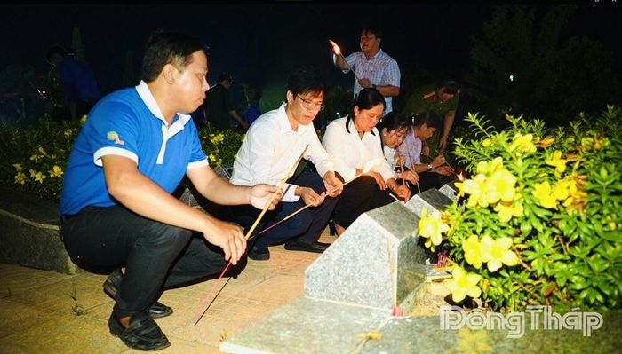 Các đại biểu thành kính thắp hương tri ân các Anh hùng liệt sĩ tại Nghĩa trang Liệt sĩ Tam Nông.