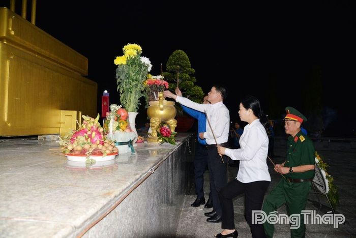 Các đồng chí lãnh đạo thực hiện nghi thức dâng hoa, dâng hương tưởng niệm các Anh hùng liệt sĩ.