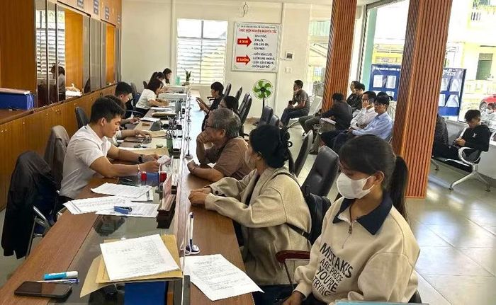 Cán bộ Trung tâm Phục vụ hành chính công phường Hội Phú tiếp nhận, giải quyết thủ tục hành chính về đất đai cho người dân. Ảnh: H.D
