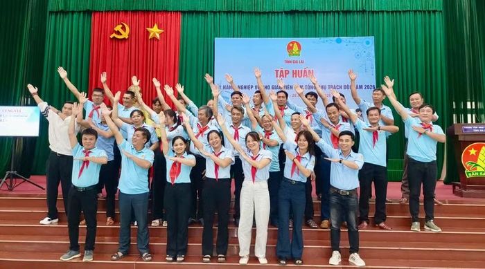 Giáo viên làm Tổng phụ trách Đội tích cực tham gia các nội dung từ ngày đầu tiên diễn ra lớp tập huấn. Ảnh: ĐVCC