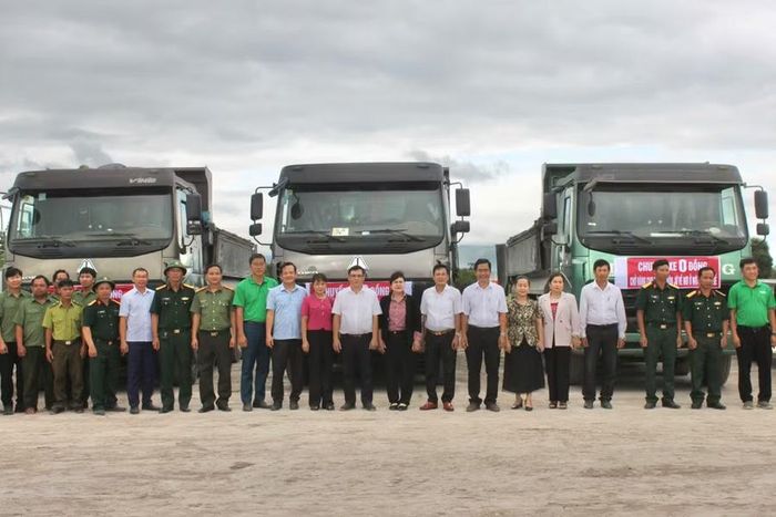  “Chuyến xe 0 đồng” hỗ trợ vận chuyển miễn phí nhà cửa, đồ đạc giúp bà con bôn Jứ di dời đến nơi ở mới. Ảnh: Vũ Chi 