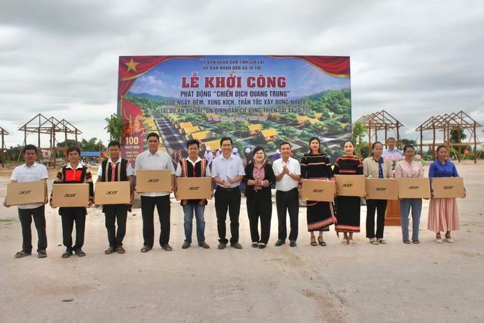  Trao tặng 10 máy tính xách tay cho 10 thôn trên địa bàn xã. Ảnh: Vũ Chi 