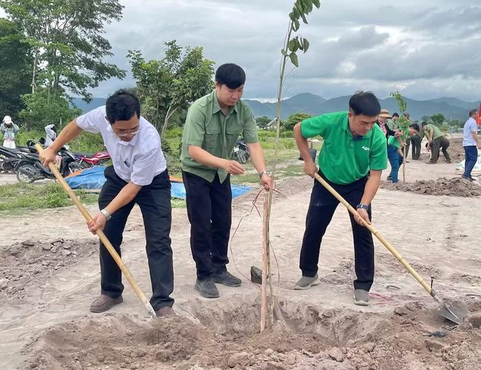  Các đại biểu tham gia trồng cây xanh tại khu tái định cư. Ảnh: Vũ Chi 