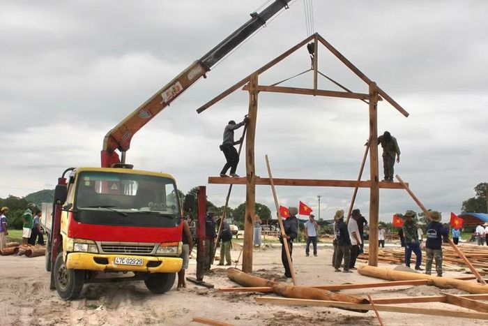  Khởi công xây dựng nhà sàn cho các hộ dân di dời thuộc diện nghèo, cận nghèo, có nhà ở xập xệ, cũ nát. Ảnh: Vũ Chi 