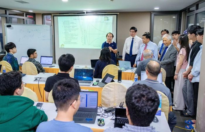 Nguyên Phó Thủ tướng Chính phủ Nguyễn Chí Dũng thăm Nhóm Vật lý Neutrino và Nhóm Vật lý lượng tử thuộc Viện Nghiên cứu Khoa học và Giáo dục liên ngành. Ảnh: ĐVCC 
