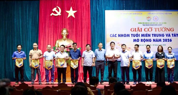 Tặng cờ lưu niệm cho các đơn vị tham gia giải. Ảnh: H.V 