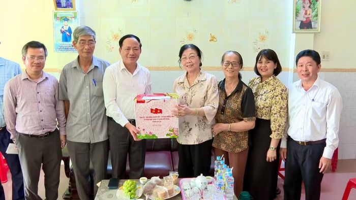  Chủ tịch UBND tỉnh Phạm Anh Tuấn tặng quà thương binh Mai Thị Mến. Ảnh: Nhật Trường 