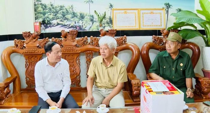  Chủ tịch UBND tỉnh Phạm Anh Tuấn ân cần thăm hỏi tình hình đời sống của thương binh Đặng Ngọc Vỹ. Ảnh: Nhật Trường 