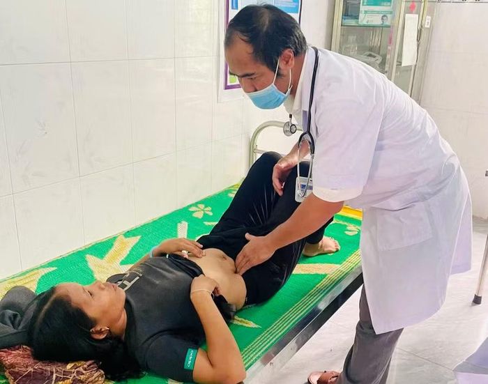 Bác sĩ Trung tâm Y tế Chư Prông thăm khám cho người dân. Ảnh: Như Nguyện