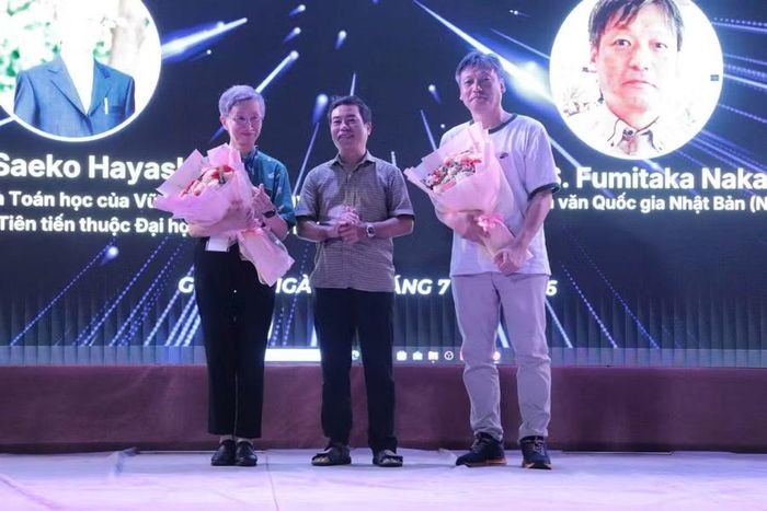  Lãnh đạo Sở KH&amp;CN tặng hoa cảm ơn GS. Saeko Hayashi và PGS.TS. Fumitaka Nakamura (Nhật Bản) sau bài giảng “Great Connection - Sự kết nối vĩ đại”. Ảnh: ĐVCC 
