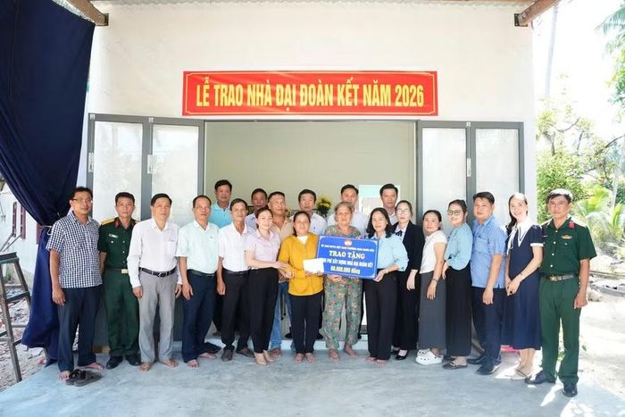 Lãnh đạo phường Hoài Nhơn Bắc trao tiền hỗ trợ xây dựng nhà Đại đoàn kết cho hộ ông Võ Long Sùng (tổ dân phố Công Thạnh), thuộc diện hộ đặc biệt khó khăn. Ảnh: Quang Hải