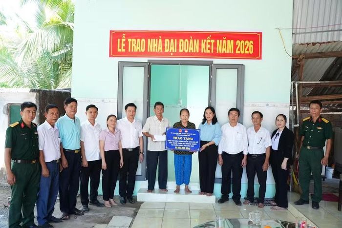 Lãnh đạo phường Hoài Nhơn Bắc trao tiền hỗ trợ xây dựng nhà Đại đoàn kết cho hộ ông Lê Văn Kết (tổ dân phố Công Thạnh), là con đẻ của người tham gia kháng chiến bị nhiễm chất độc hóa học. Ảnh: Quang Hải