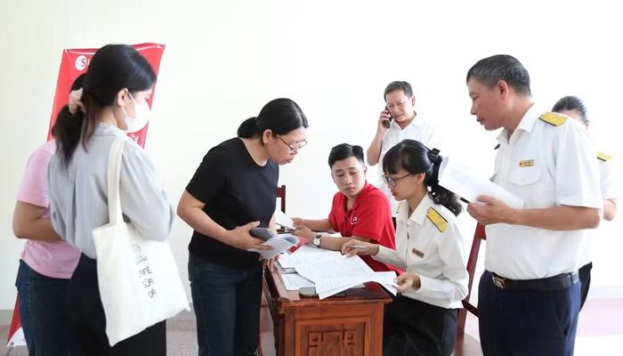  Nhiều hộ kinh doanh trên địa bàn phường Quy Nhơn Nam đến Thuế cơ sở 1 bổ sung thông tin phục vụ công tác quản lý thuế. Ảnh: T.S 
