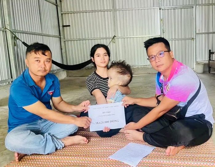 Ông Nguyễn Đắc Kiên Bình - trưởng nhóm Từ thiện Chư Prông, đại diện nhóm đã trao tiền hỗ trợ 18.628.000 đồng đến gia đình bé Kpă Khương. Ảnh: Như Nguyện