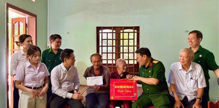 Hội Doanh nhân trẻ tỉnh Gia Lai phối hợp cùng Hội Cựu chiến binh tỉnh thăm, tặng quà cho Mẹ Lê Thị Thiều (phường Hoài Nhơn). Ảnh: ĐVCC