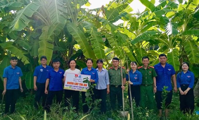 Trao bảng tượng trưng tặng “vườn cây tri ân” cho gia đình liệt sĩ Nguyễn Thị Thúy Vân. Ảnh: ĐVCC