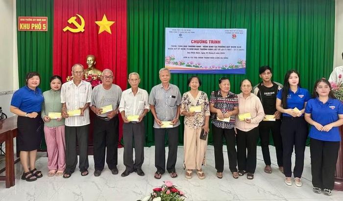 Tặng quà cho các gia đình có công tại phường Quy Nhơn Nam. Ảnh: ĐVCC