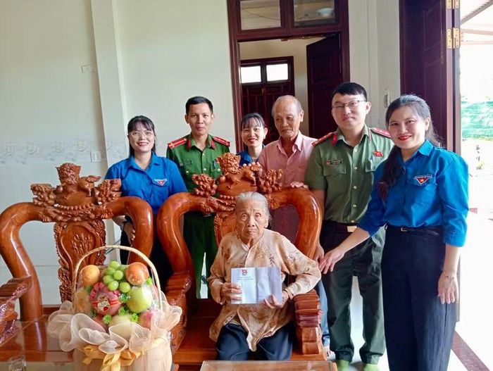Tặng quà cho Mẹ Việt Nam anh hùng Đỗ Thị Túc (phường Hoài Nhơn Đông). Ảnh: ĐVCC
