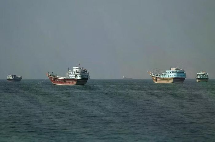  Các tàu thuyền tại eo biển Hormuz. Ảnh: Reuters 