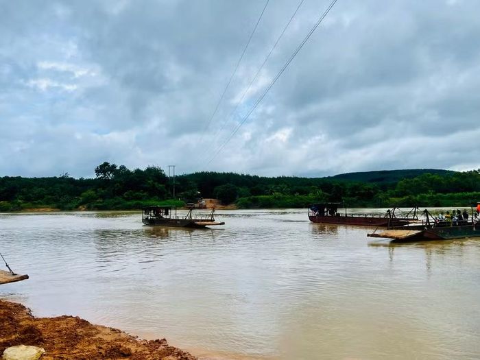  Bến đò A Sanh ngày nay nhộn nhịp với những chiếc thuyền máy ngược xuôi. Ảnh: Bích Hà 