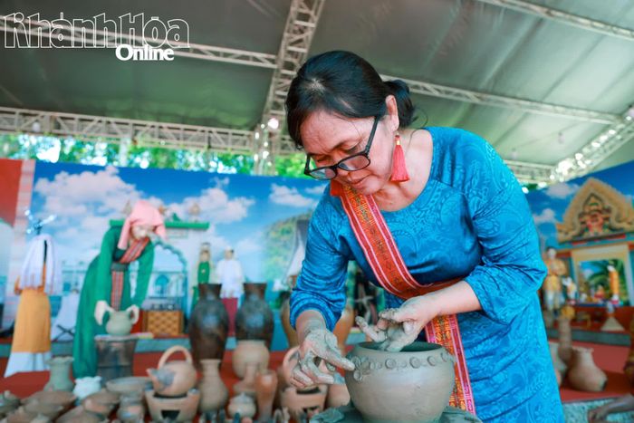 Nghệ nhân làm gốm Chăm trau chuốt từng họa tiết cho sản phẩm.